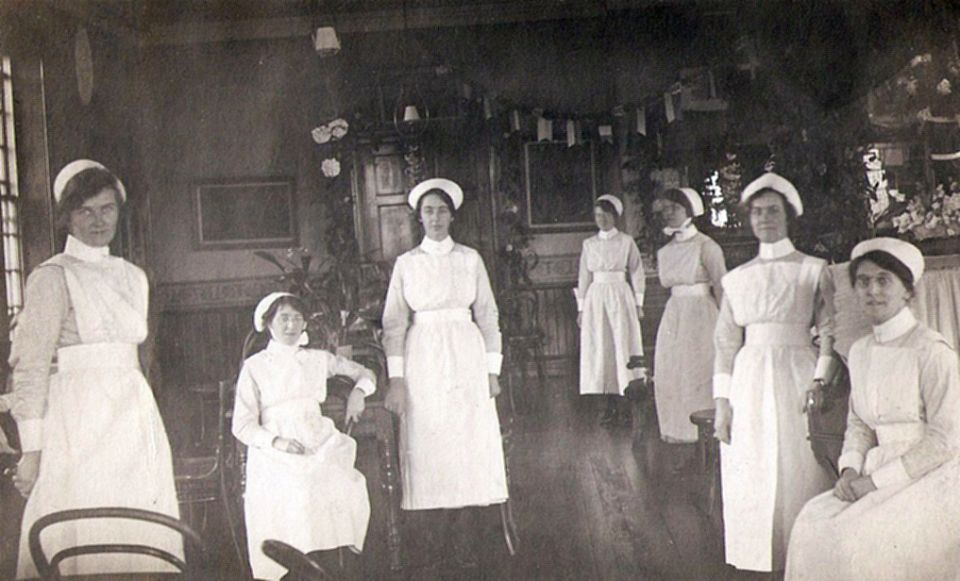 Nellie Jowett was a nurse here in 1921 menston asylum archive imae f25 nellie sat right with glasses.jpg